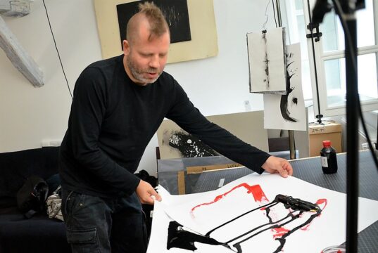 Allroundkünstler Marcel Lamour verstärkt seit einigen Monaten die Solinger Künstlerszene. Sein Haupt-Einsatzort ist das Junge Theater Leverkusen. (Foto: © Martina Hörle)