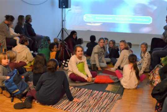 Kleine und große Zuschauer freuen sich schon sehr auf den neuen Kinofilm. Das Weihnachts-Cineminni ist seit Jahren ein Renner und immer ausgebucht. (Foto: © Martina Hörle)