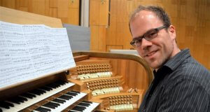 Der Dipl.-Kirchenmusiker Mathias Staut ist neuer Chorleiter des Solinger Theaterchors. Hier probiert er vor der ersten Probe die Orgel aus. (Foto: © Martina Hörle)