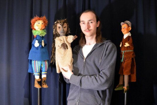 Hier präsentiert Max Mybes drei seiner Handpuppen. Deutlich erkennbar sind die unterschiedlichen Stilrichtungen der Figuren. (Foto: © Martina Hörle)