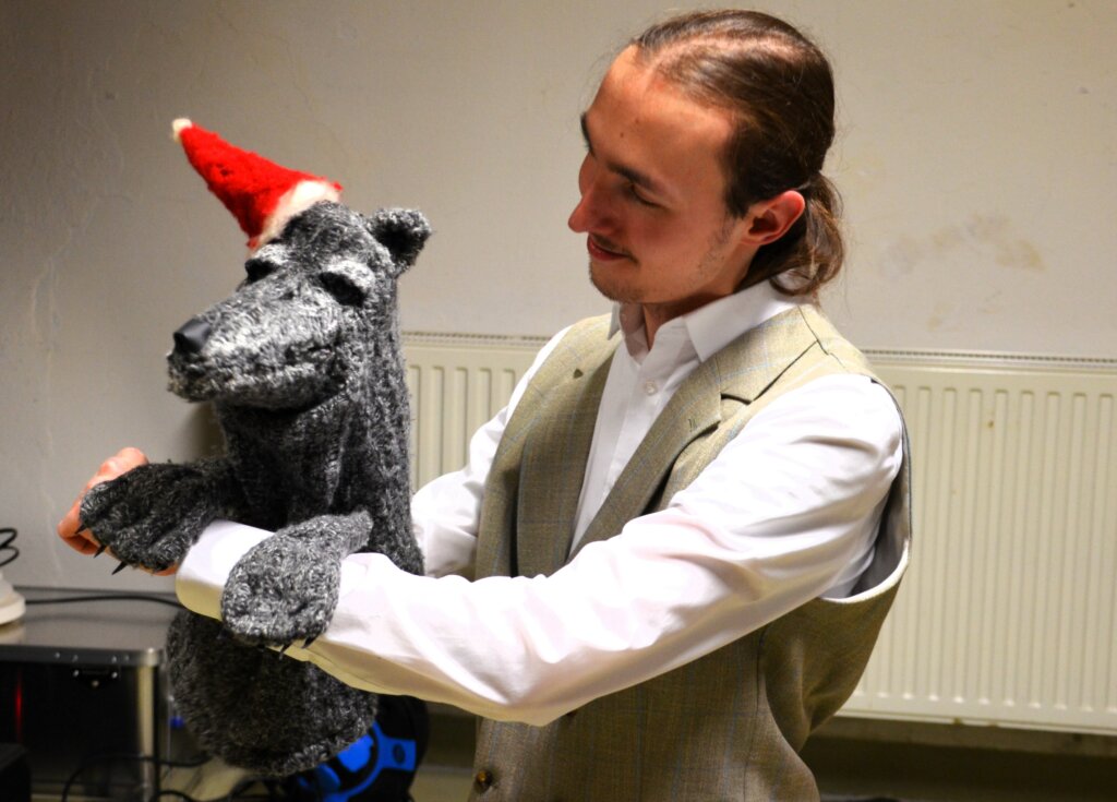 Mit diesem Wolf hat Max Mybes beim letzten Weihnachtsfest kleine und große Besucher in den Güterhallen erfreut. (Archivfoto: © Martina Hörle)