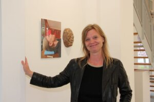 Carina Spanu spielt mit den eigenen Masken. (Foto © S. Grünwald)