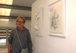 Christina Koester arbeitet mit Acryl, Bleistift und Gips. (Foto © S. Grünwald)