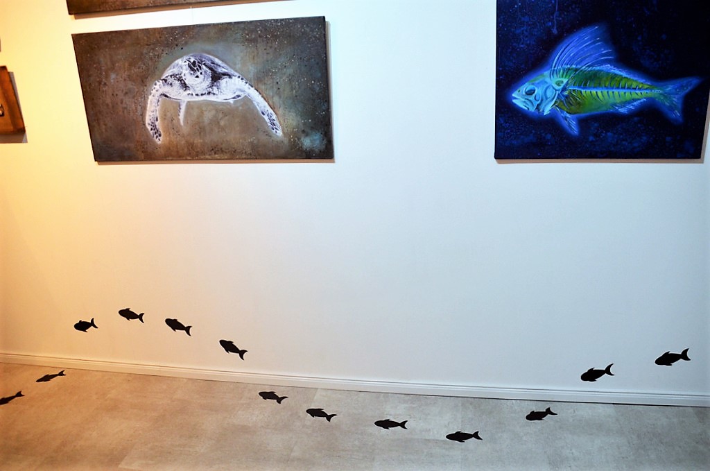 Kleine Schwarmfische ziehen über die Wand und den Boden hinweg. (Foto: © Martina Hörle)