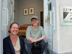 Die Künstlerinnen Ela und Emma Schneider (v.l.) zeigen in ihrem Atelier die Ausstellung "Messerholz und Spiegelbild" zum Stadtjubiläum. (Foto © Sandra Grünwald)