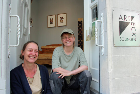 Die Künstlerinnen Ela und Emma Schneider (v.l.) zeigen in ihrem Atelier die Ausstellung "Messerholz und Spiegelbild" zum Stadtjubiläum. (Foto © Sandra Grünwald)
