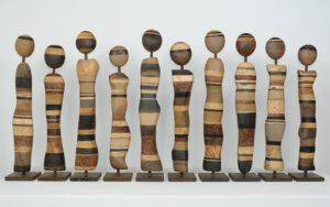 Diese Skulpturen von Ela Schneider tragen den Titel "Die zweite Schicht" und stammen aus der Reihe Messerholz. (Foto © Emma Schneider)