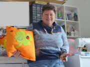 Die Solingerin Michaela Holly hat überaus kreative Hobbys. Sie näht Kuschelkissen mit eigenen Motiven und fertigt Schmuck aus Baumperlen. (Foto: © Martina Hörle)