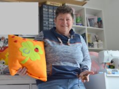 Die Solingerin Michaela Holly hat überaus kreative Hobbys. Sie näht Kuschelkissen mit eigenen Motiven und fertigt Schmuck aus Baumperlen. (Foto: © Martina Hörle)