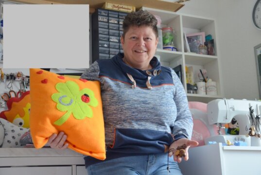Die Solingerin Michaela Holly hat überaus kreative Hobbys. Sie näht Kuschelkissen mit eigenen Motiven und fertigt Schmuck aus Baumperlen. (Foto: © Martina Hörle)