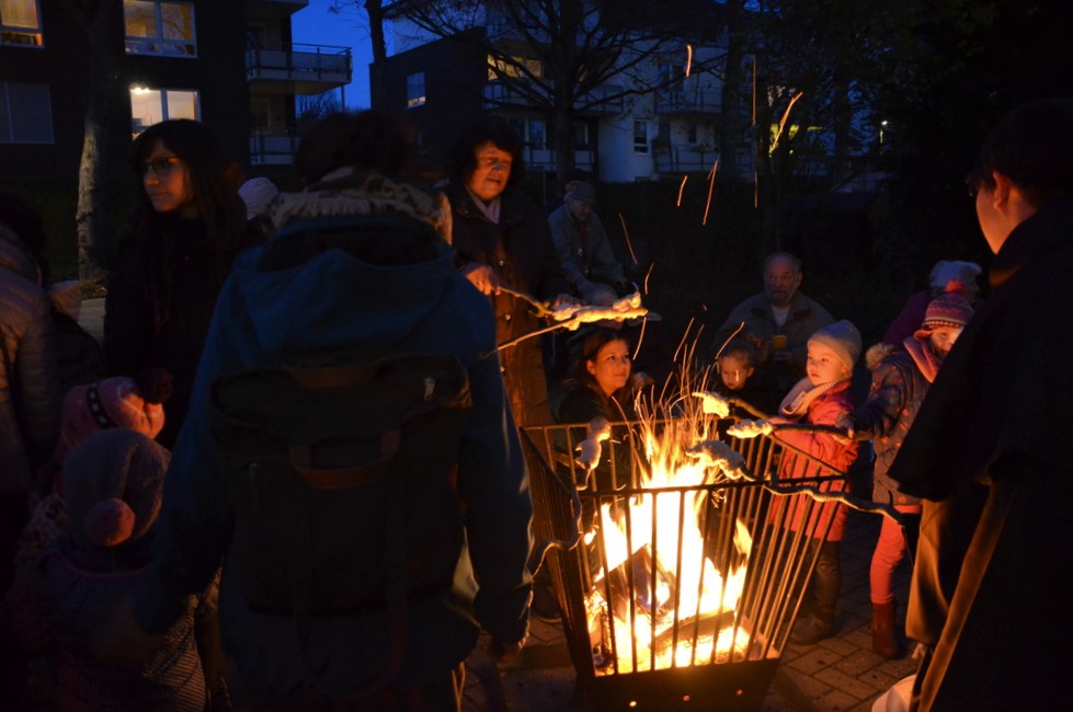 Das Stockbrotbacken am Feuerkorb ist bei Groß und Klein ausgesprochen beliebt. (Foto: © Martina Hörle)