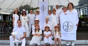 Mittsommer: Wenn Gräfrath ganz in Weiß erstrahlt Einige Mitglieder des Gräfrather Organisationsteams stellten heute das Programm für das kommende Mittsommer-Wochenende vor. (Foto: © Martina Hörle)