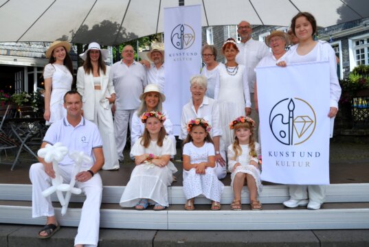 Einige Mitglieder des Gräfrather Organisationsteams stellten heute das Programm für das kommende Mittsommer-Wochenende vor. (Foto: © Martina Hörle)