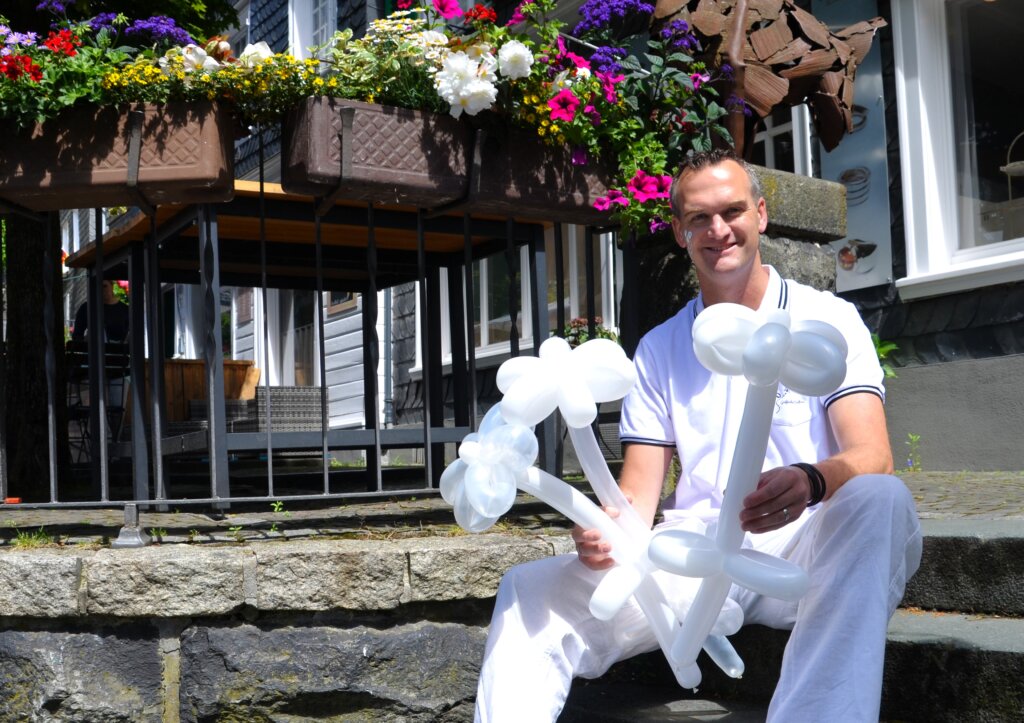 Ballonkünstler Michael Noack wird aus weißen Ballons wieder fantasievolle Figuren zaubern. (Foto: © Martina Hörle)