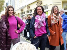 Wie schon im vorigen Jahr war die Modenschau ein Besuchermagnet. Besucherscharen standen reihenweise am Laufsteg, um einen Blick auf Mode und Models zu werfen. (Foto: © Martina Hörle)