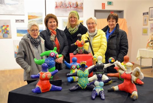 (v. li. Monika Godo, Christel Meessen, Gaby Sablofski, Isa Oberschür, Burgunde Harrar) Die Montagsmalerinnen stellen derzeit einen Querschnitt ihrer Arbeiten in der Galerie Ruthmann aus. (Foto: © Martina Hörle)