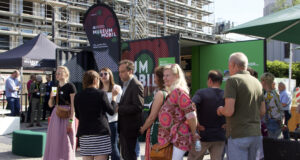 Der MuseumMobil-Container ist am Graf-Wilhelm-Platz noch bis zum 25. Juni zu besichtigen. (Foto: © Sarah Schmitz)