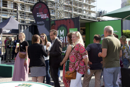 Der MuseumMobil-Container ist am Graf-Wilhelm-Platz noch bis zum 25. Juni zu besichtigen. (Foto: © Sarah Schmitz)
