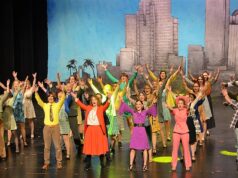 Die Mitglieder des CAG boten am Pfingstwochenende im Theater und Konzerthaus eine wirklich großartige Aufführung von Dolly Partons Musical „9 to 5“. Vom Kick Off bis zur Premiere am Freitag waren genau 1.000 Tage vergangen. (Foto: © Martina Hörle)