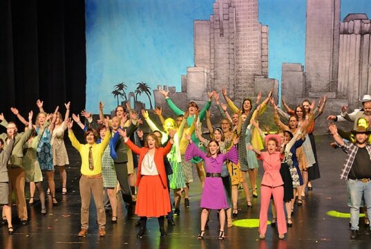 Die Mitglieder des CAG boten am Pfingstwochenende im Theater und Konzerthaus eine wirklich großartige Aufführung von Dolly Partons Musical „9 to 5“. Vom Kick Off bis zur Premiere am Freitag waren genau 1.000 Tage vergangen. (Foto: © Martina Hörle)