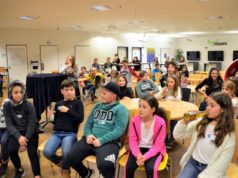 40 Kinder und Jugendliche nahmen an der diesjährigen Lesenacht in der Stadtbibliothek teil. Hier warten sie gerade gespannt auf die Siegerehrung. Welche Gruppe darf sich wohl den Abschlussfilm wählen? (Foto: © Martina Hörle)