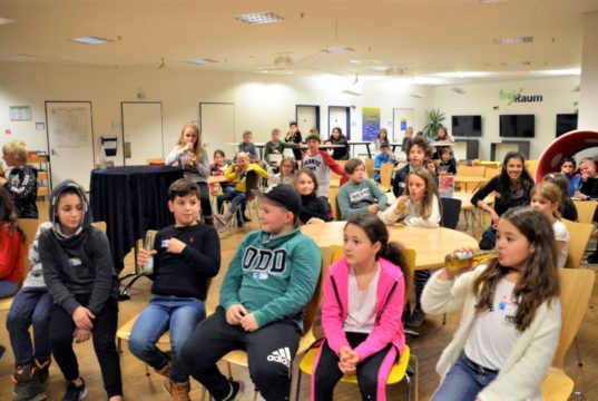 40 Kinder und Jugendliche nahmen an der diesjährigen Lesenacht in der Stadtbibliothek teil. Hier warten sie gerade gespannt auf die Siegerehrung. Welche Gruppe darf sich wohl den Abschlussfilm wählen? (Foto: © Martina Hörle)