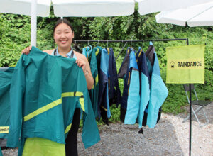 Ein wunderbares Upcycling-Produkt sind die aus Zelten hergestellten Regenjacken. (Foto © Sandra Grünwald)