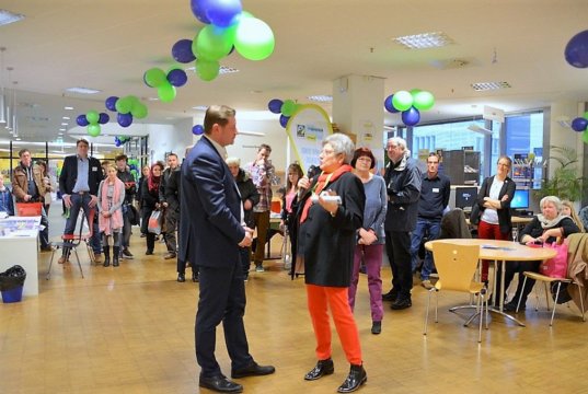 Zahlreiche Besucher wollten dabei sein, als die Stadtbibliothek ihr neues Projekt „Learn & Work“ präsentierte. Neben vier neu geschaffenen Räumen gab es für große und kleine Gäste ein buntes Programm mit zahlreichen unterhaltsamen und zugleich lehrreichen Angeboten mit den neuen digitalen Medien. (Foto: © Martina Hörle)