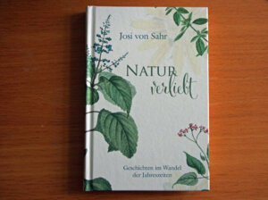 Das Buch Natur verliebt von Josi von Sahr ist im Bergischen Verlag erschienen. (Foto © Sandra Grünwald)
