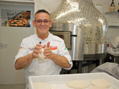 Tonino Pisano ist Pizzabäcker aus Leidenschaft und bereitet den Pizzateig in seiner Pizzeria Next Level Pizza noch ganz traditionell zu. (Foto © Sandra Grünwald)
