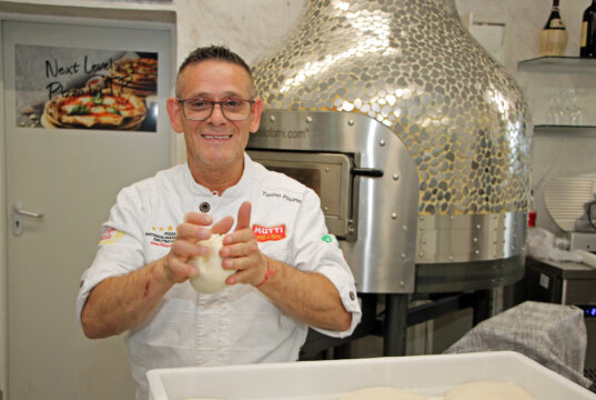 Tonino Pisano ist Pizzabäcker aus Leidenschaft und bereitet den Pizzateig in seiner Pizzeria Next Level Pizza noch ganz traditionell zu. (Foto © Sandra Grünwald)