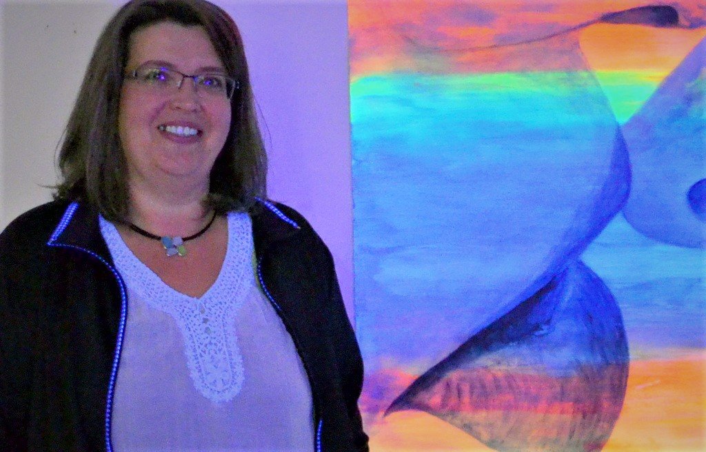 Nicole Tenge zeigt Kuss-Szenen in Schwarz-Weiß-Malerei mit fluoreszierenden Farben unterlegt. Ihre Ausstellung ist derzeit in der Galerie Ruthmann zu besichtigen. (Foto: © Martina Hörle)