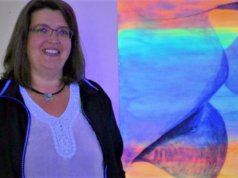 Nicole Tenge zeigt Kuss-Szenen in Schwarz-Weiß-Malerei mit fluoreszierenden Farben unterlegt. Ihre Ausstellung ist derzeit in der Galerie Ruthmann zu besichtigen. (Foto: © Martina Hörle)