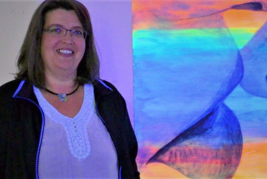 Nicole Tenge zeigt Kuss-Szenen in Schwarz-Weiß-Malerei mit fluoreszierenden Farben unterlegt. Ihre Ausstellung ist derzeit in der Galerie Ruthmann zu besichtigen. (Foto: © Martina Hörle)