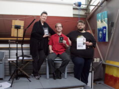 Martina Hörle, Pascal Herder und Markus Missing (v. li.) lasen Gedichte und Geschichten und führten das Publikum im Atelier Nadelgör auf eine schaurig-schöne „Reise nach Nimmermehr“. (Foto: © Sarah Schmitz)