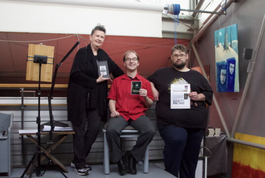 Martina Hörle, Pascal Herder und Markus Missing (v. li.) lasen Gedichte und Geschichten und führten das Publikum im Atelier Nadelgör auf eine schaurig-schöne „Reise nach Nimmermehr“. (Foto: © Sarah Schmitz)