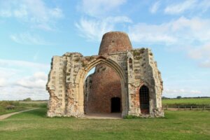 Die wohl kurioseste Ruine überhaupt, dürfte die in das Torhaus der Saint Benet’s Abey hineingebaute Windmühle sein. (Foto © S. Grünwald)