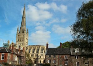 Die beeindruckende Kathedrale von Norwich mit ihrem schon von weitem sichtbaren Turm. (Foto © S. Grünwald)
