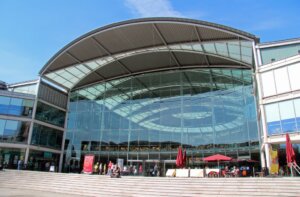 Das Forum mit seiner gewaltigen Glasfront beherbergt unter anderem die Stadtbibliothek. (Foto © S. Grünwald)