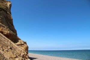 Die Steilklippen mit Kiesstrand bei Weybourne. (Foto © S. Grünwald)