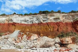 Die Klippen von Hunstanton bestechen durch die Schichten von rotem und weißem Kalkstein. (Foto © S. Grünwald)