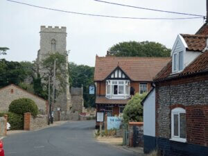 Das Seebad Weybourne besticht durch die hübschen Stein-Cottages und stand Pate für den Heimatort von Alan, dem Traviandantus. (Foto © S. Grünwald)
