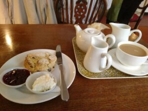 Cream Tea, mit schwarzem Tee, Scones, Clotted Cream und Marmelade – ein absoluter Hochgenuss. (Foto © S. Grünwald)