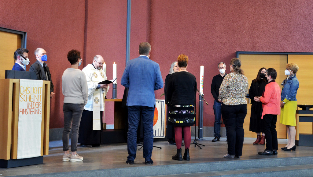 Nach Aufforderung durch Superintendentin Dr. Ilka Werner stellten sich die neuen Ehrenamtler mit dem Rücken zur Gemeinde an den Altar, um sich auf diese Weise von der Gemeinde den Rücken stärken zu lassen. (Foto: © Martina Hörle)