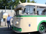 Jürgen Lehmann vom Vorstand des Obus-Museums erzählte während der Sonderfahrt mit dem Wagen 59 viel Interessantes rund um die historischen O-Busse. (Foto © Sandra Grünwald)