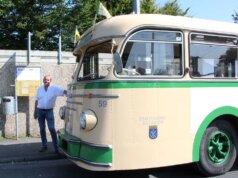 Jürgen Lehmann vom Vorstand des Obus-Museums erzählte während der Sonderfahrt mit dem Wagen 59 viel Interessantes rund um die historischen O-Busse. (Foto © Sandra Grünwald)