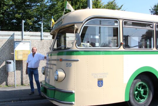 Jürgen Lehmann vom Vorstand des Obus-Museums erzählte während der Sonderfahrt mit dem Wagen 59 viel Interessantes rund um die historischen O-Busse. (Foto © Sandra Grünwald)
