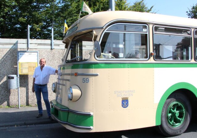 O-Bus1 Jürgen Lehmann vom Vorstand des Obus-Museums erzählte während der Sonderfahrt mit dem Wagen 59 viel Interessantes rund um die historischen O-Busse. (Foto © Sandra Grünwald)