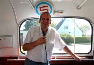 Jürgen Lehmann kennt sich aus. Er ist der Autor des Bildbandes „Mit dem O-Bus durch Solingen“. (Foto © Sandra Grünwald)