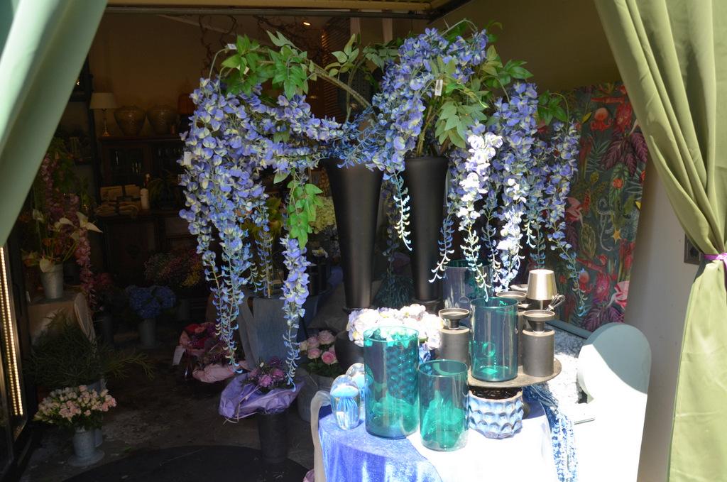 Viele Besucher deckten sich gleich mit mehreren floralen Kunstwerken ein: Sträuße, Gestecke und liebevoll arrangierte Pflanzen waren heiß begehrt. (Foto: © Martina Hörle)